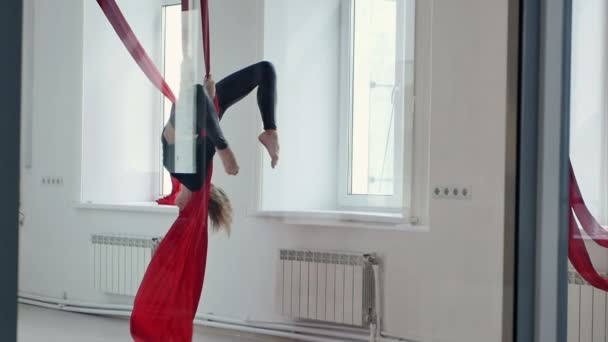 Blond pole danser udøver på antenne stof – Stock-video