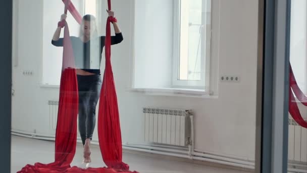 Sporty pole dancer on aerial silk in studio — Stock Video