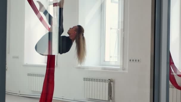 Beautiful pole dancer have a workout with aerial silk in studio — Stock Video