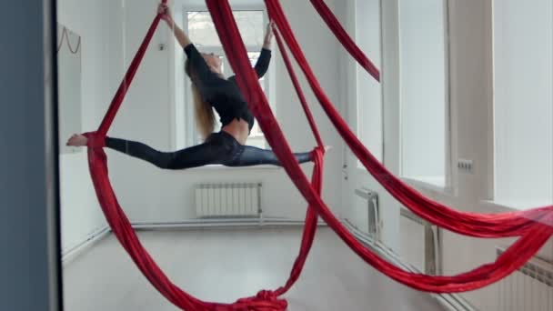 Slim femelle pole danseuse faisant ficelle avec soie aérienne — Video