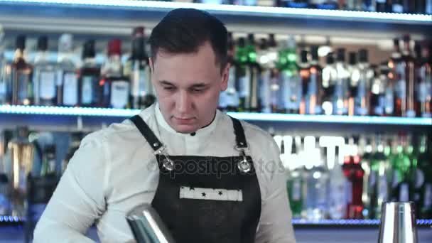 Esperto barman sta facendo cocktail al night club — Video Stock