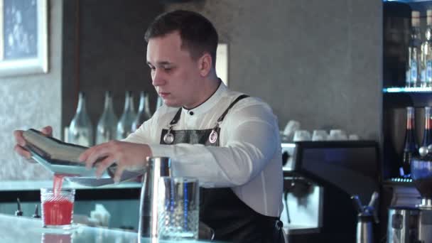 Barman, takže alkohol koktejl v restauraci — Stock video