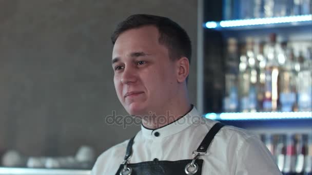 Uśmiechający się atrakcyjny młody barman rozmawia z klienta — Wideo stockowe