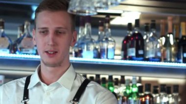 Barmen bir şeyler içmek için bir istemci sunuyor