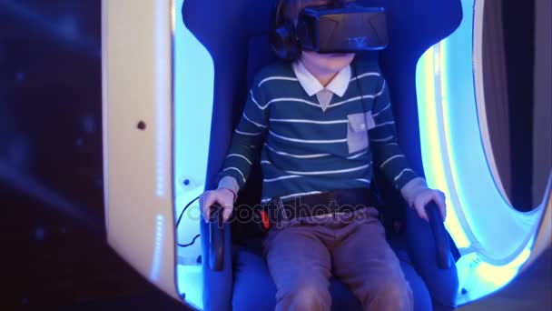 Glada pojken njuter av virtuell verklighet attraktion — Stockvideo