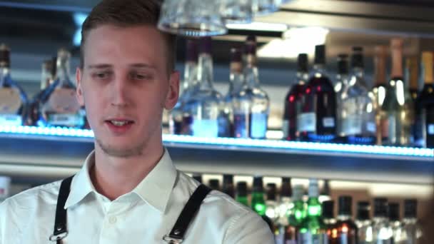 Barman oferece a um cliente para beber algo — Vídeo de Stock