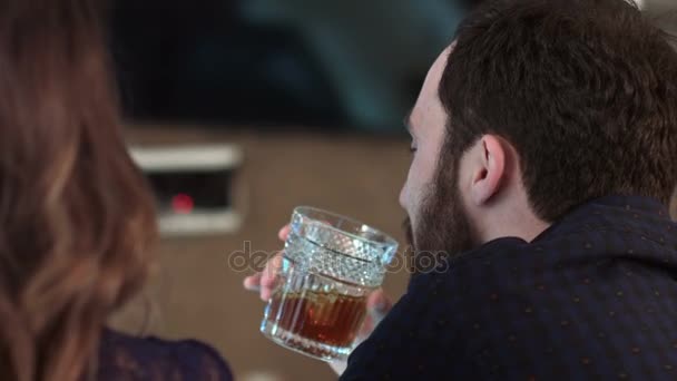 Linda pareja hablando y tomando una copa en un bar — Vídeo de stock