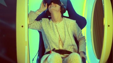 Sanal gerçeklik ilk kez karşılaşan sürpriz genç erkek