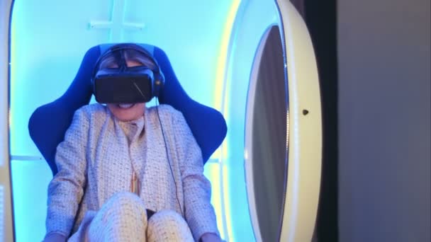 Gritando feminino imerso em experiência de realidade virtual — Vídeo de Stock