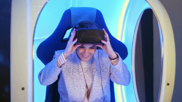 Verbaasd jonge vrouw sprakeloos na virtuele realiteit sessie — Stockvideo