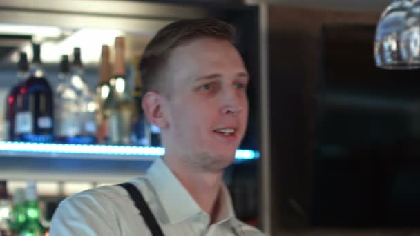 Barman gieten een cocktail drinken — Stockvideo