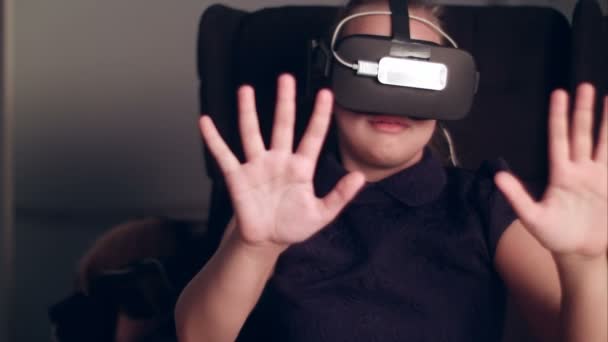 Petite fille enfant jouant jeu dans des lunettes de réalité virtuelle — Video