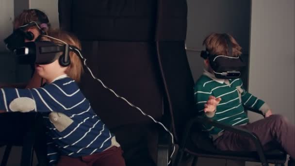 Dois meninos e uma menina jogando jogo de realidade virtual — Vídeo de Stock