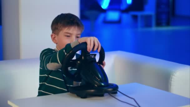 Menino concentrado jogando jogo de corrida realidade virtual — Vídeo de Stock