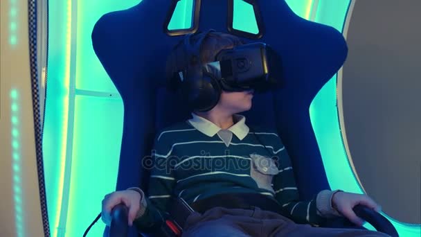Mannelijk kind in virtuele werkelijkheid stoel genieten van zijn ervaring — Stockvideo