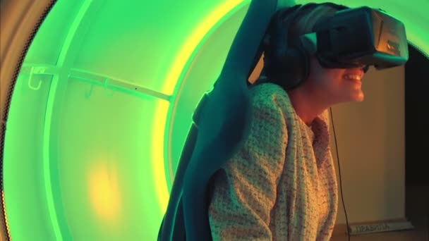 Mujer joven emocionada disfrutando de la atracción de realidad virtual — Vídeos de Stock