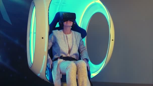Jonge vrouw haar emoties na virtuele realiteit ervaring delen — Stockvideo
