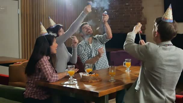 Amigos felizes curtindo festa, jogando confete na festa dentro de casa — Vídeo de Stock