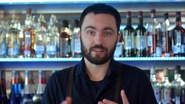 Barista positivo che parla con una telecamera al bancone di un bar — Video Stock