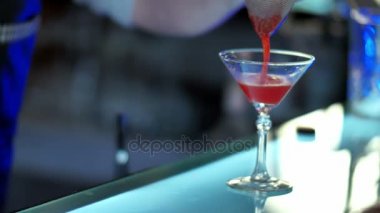 Karışık likörü kokteyl süzgeç aracılığıyla hazırlanan cam içine dökme barmen