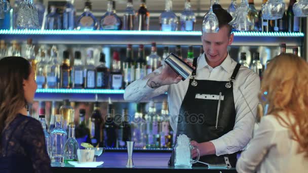 Barman haciendo cóctel para jóvenes amigas en el bar — Vídeos de Stock