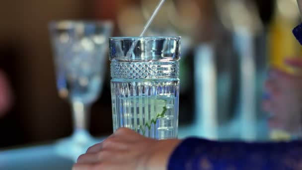 Mannenhand bedrijf cocktail glas op houten tafel — Stockvideo