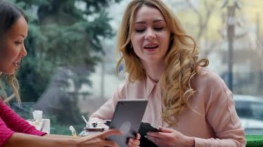 Genç güzel mutlu kadın tablet kafede kullanma