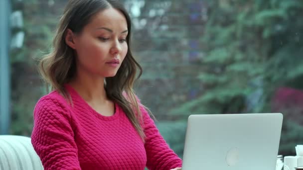 Jeune femme d'affaires assise à table et prenant des notes dans un carnet — Video