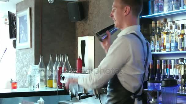 Malabarismo barman mostrando suas habilidades de malabarismo — Vídeo de Stock