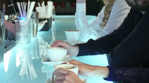 Groep mensen uit het bedrijfsleven chatten en koffie drinken in een bar — Stockvideo