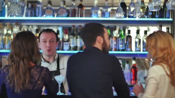 Groep vrienden ontspannen op partij in bar, praten met de barman — Stockvideo