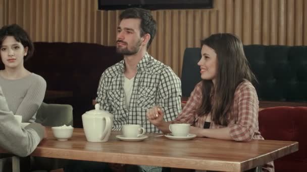 Membros da equipe freelance relaxando juntos no café — Vídeo de Stock