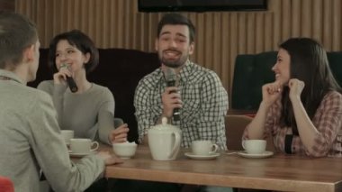 Karaoke kulüpte şarkı partisi genç arkadaş grubu