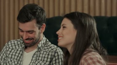 Kahve dükkanında genç bir çift konuşuyor.