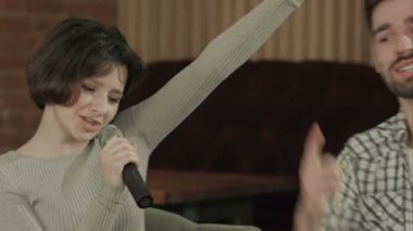 Mikrofon tutan ve karaoke şarkı genç kadın