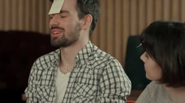 Cafe masa isim oyunu kendi alnına yapışabilir etiketi notlarla oynayan güzel gençler