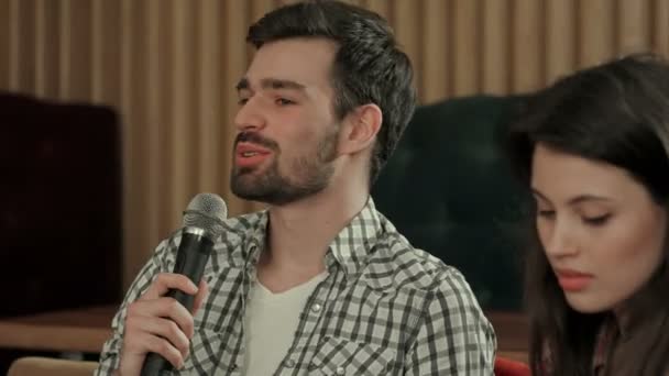 Giovane che canta la canzone preferita nel karaoke — Video Stock