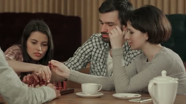 Freunde, die Schach spielen, verbringen lachend ihren Urlaub — Stockvideo