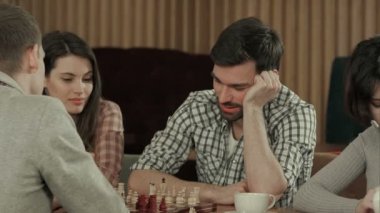 Genç erkek arkadaş grubu satranç
