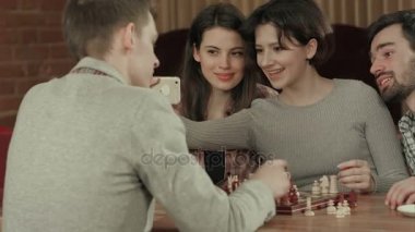 Satranç, selfie fotoğraf çekerken öğrenci grubu