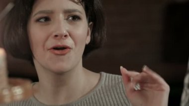 Mutlu arkadaş doğum günü kek Club üzerine mum ile kutluyor