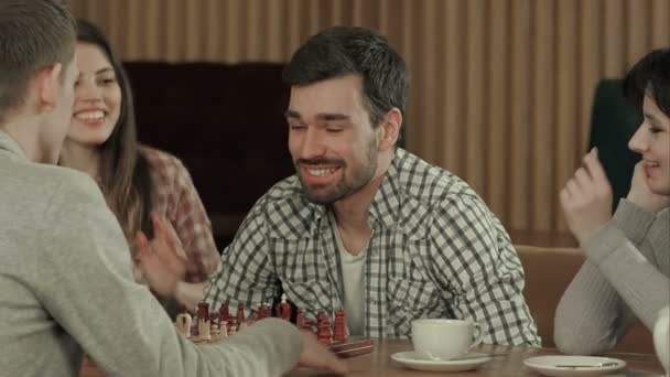 Skupina studentů hraje šachy v kavárně — Stock video