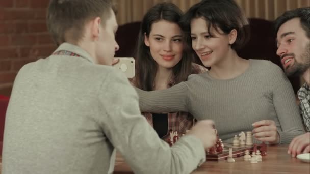 Group of students playing chess, while taking selfie photo — Stock Video