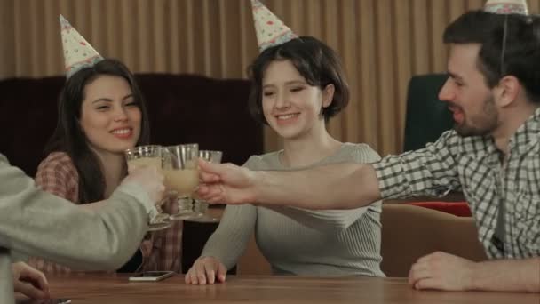 Lachen und Geburtstag feiern — Stockvideo