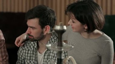 Grup genç arkadaşlar shisha club-barda rahatlatıcı