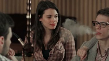 Adam sigara nargile ve öksürük