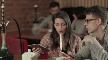 Dijital tablet ve sigara nargile Shisha Cafe kullanarak çift