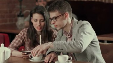 Dijital tablet ve adam tablet vasıl bakarken sigara kullanan kız