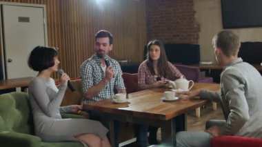 Mutlu arkadaş Karaoke birlikte bir barda şarkı