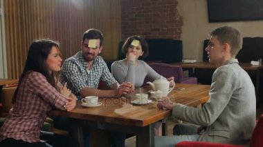 Çıkartmalar kafede oynayan arkadaşlar